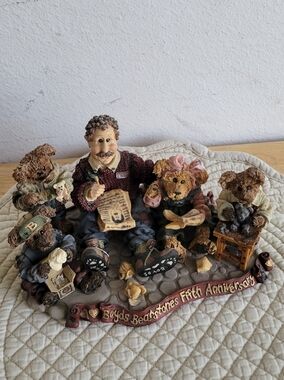 Boyds Bears Figurine Group in Brown, Cream, Burgundy and Black